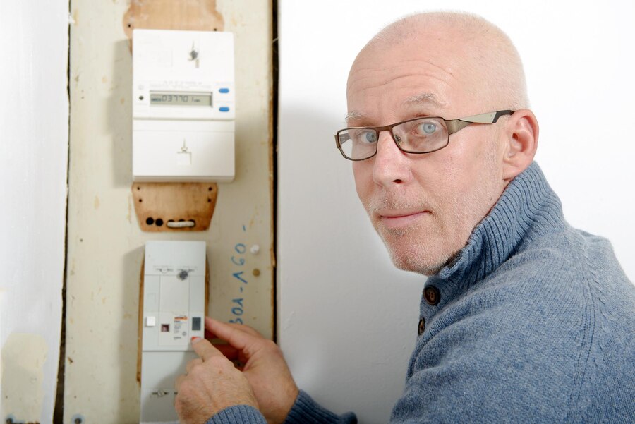 Estar preparado marca la diferencia durante un corte de luz Persona mayor utilizando una linterna en una habitación oscura durante un corte de luz