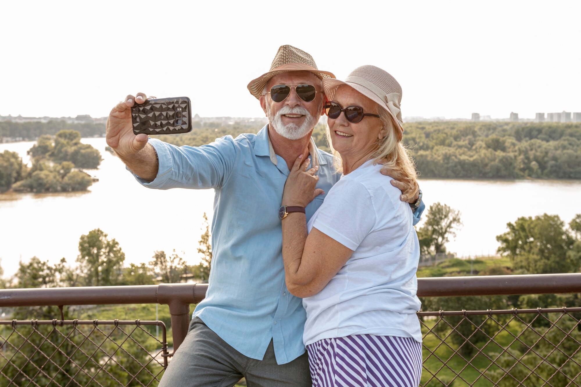 Disfrutando de vacaciones con el programa de viajes del IMSERSO Pareja de personas mayores tomándose un selfie durante sus vacaciones con el IMSERSO